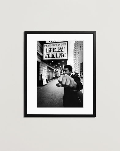Herre | Plakater | Sonic Editions | Framed Ali On Broadway