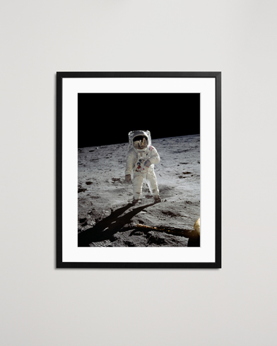 Herre | Plakater | Sonic Editions | Framed Buzz Aldrin On The Moon 