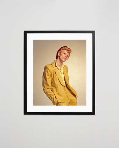 Herre | Til hygge i hjemmet | Sonic Editions | Framed David Bowie In Yellow Suit 