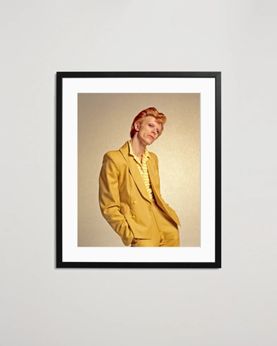 Herre | Plakater | Sonic Editions | Framed David Bowie In Yellow Suit 