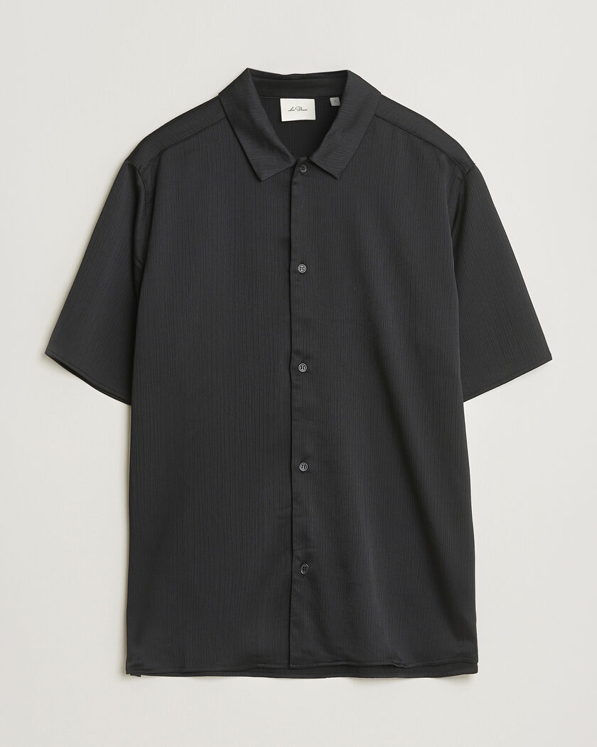 LES DEUX Hector Plissé Short Sleeve Shirt Black – Sort
