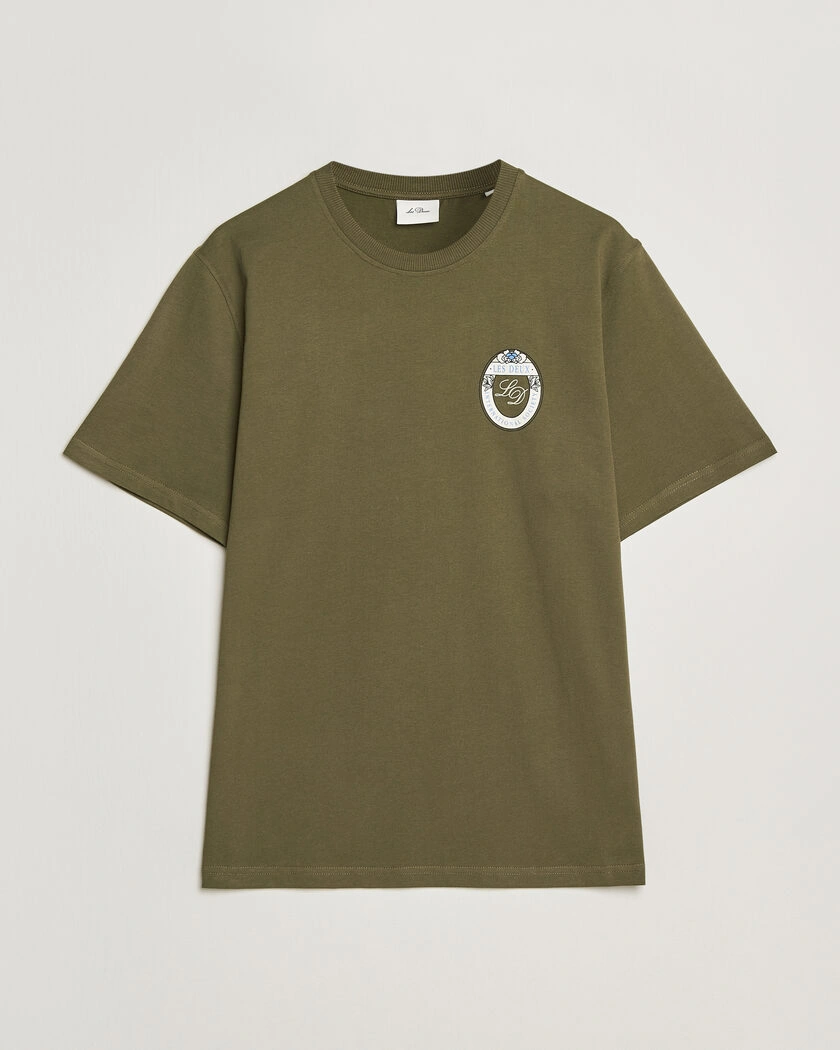 LES DEUX Brday Emblem T-Shirt Olive Night Green – Grøn