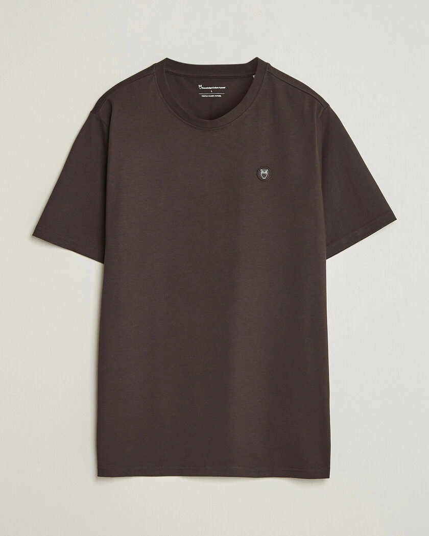 KnowledgeCotton Apparel Loke Badge T-Shirt Chocolate Torte – Brun