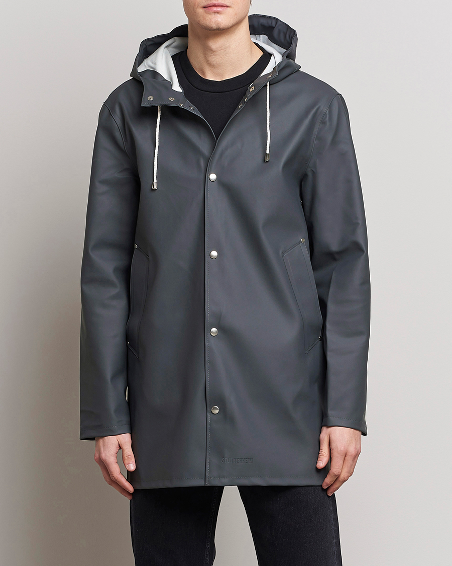 Herre | Til den der elsker naturen | Stutterheim | Stockholm Raincoat Charcoal