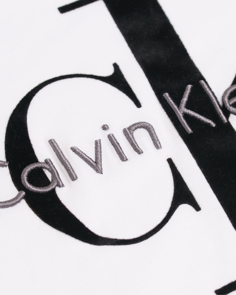 Herre | T-Shirts | Calvin Klein Jeans | Calvin Klein Tribute Long Sleeve Crew Neck Tee White