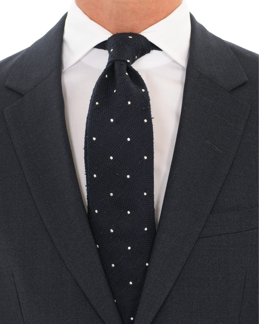 Herre | Drake's Woven Silk Grenadine Dot Tie 8 cm Navy | Drake's | Woven Silk Grenadine Dot Tie 8 cm Navy
