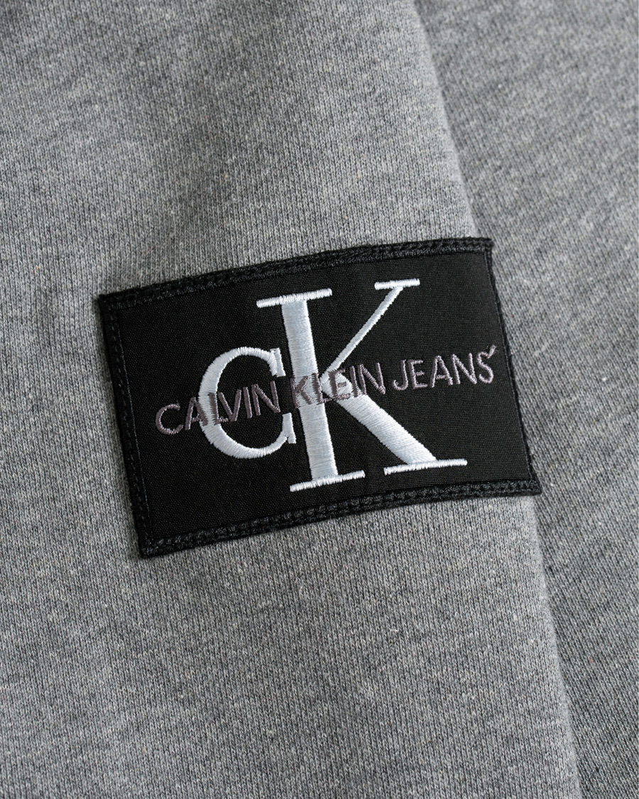 Herre | Trøjer | Calvin Klein Jeans | Monogram Sleeve Badge Sweatshirt Mid Grey Heather