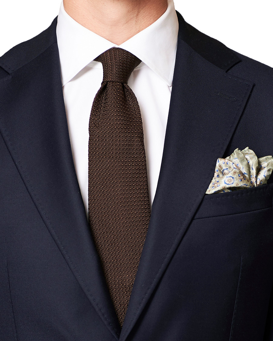 Herre | Amanda Christensen Silk Medallion Pocket Square Olive | Amanda Christensen | Silk Medallion Pocket Square Olive