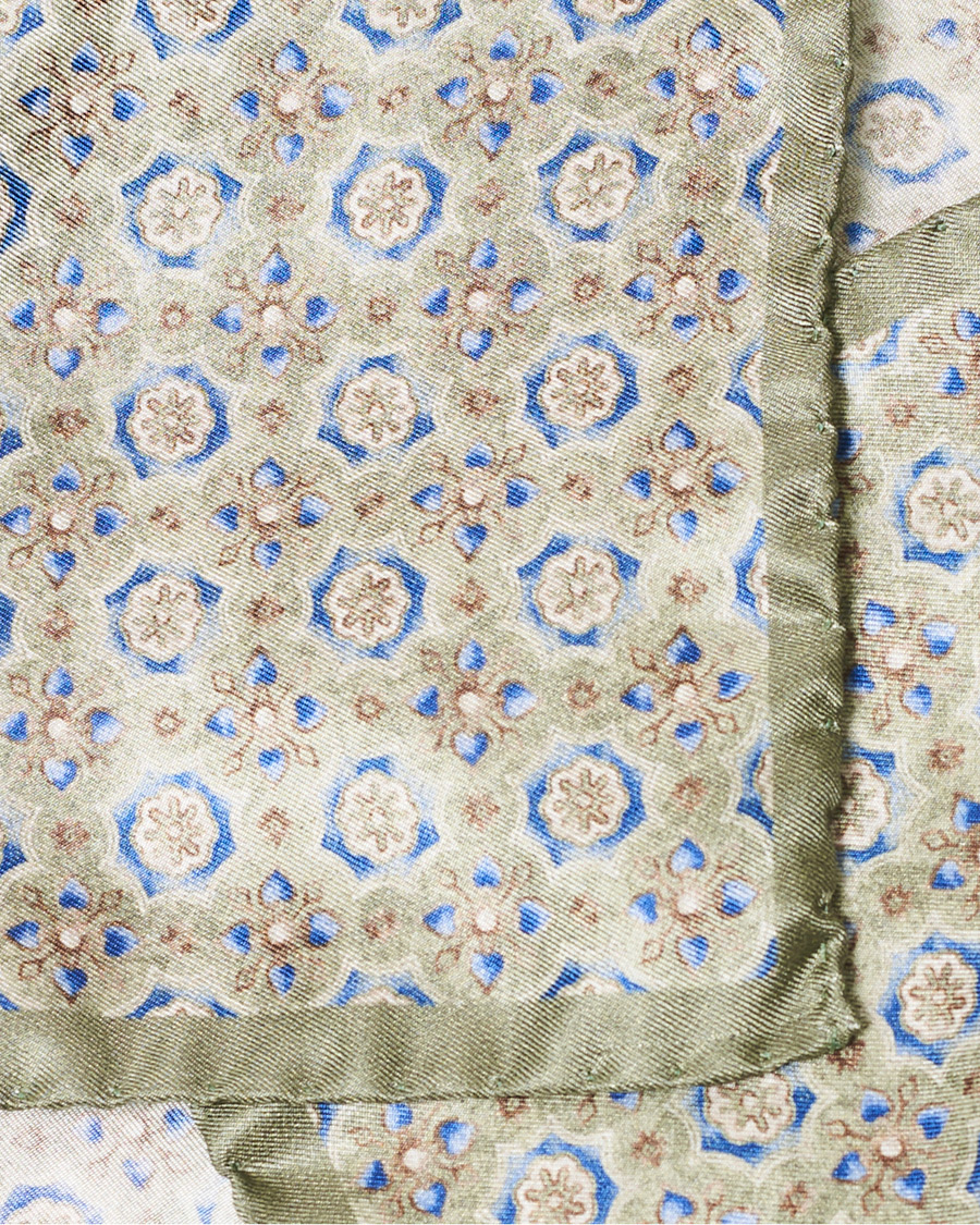 Herre | Amanda Christensen Silk Medallion Pocket Square Olive | Amanda Christensen | Silk Medallion Pocket Square Olive