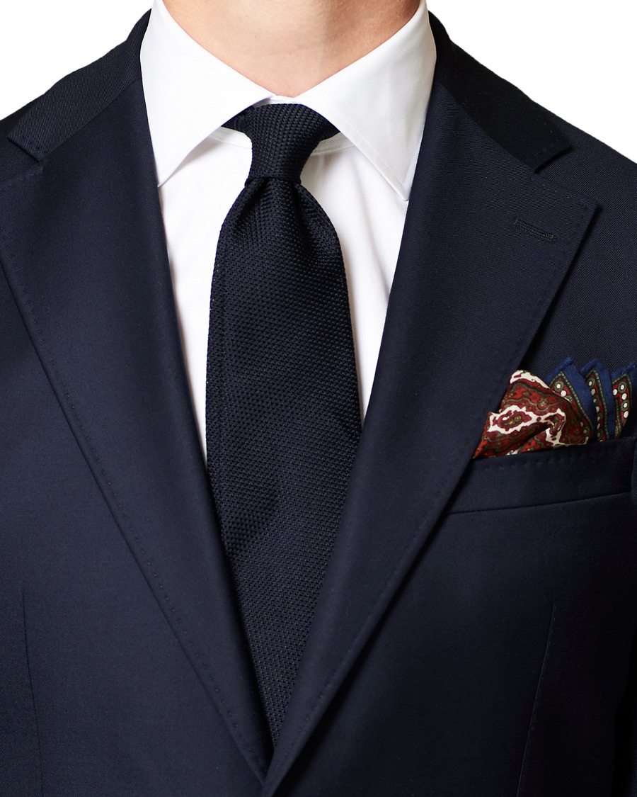 Herre | Drake's Cotton/Modal Medallions Pocket Square Red | Drake's | Cotton/Modal Medallions Pocket Square Red