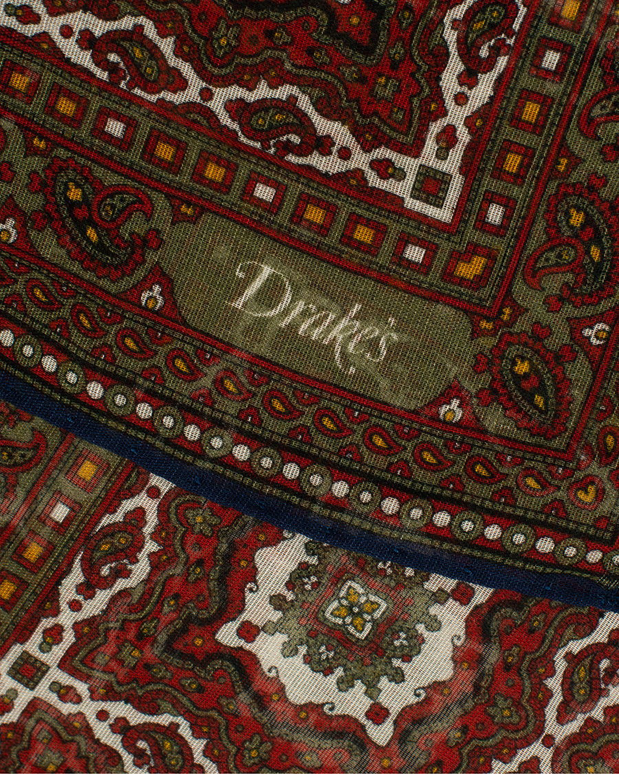 Herre | Drake's Cotton/Modal Medallions Pocket Square Red | Drake's | Cotton/Modal Medallions Pocket Square Red