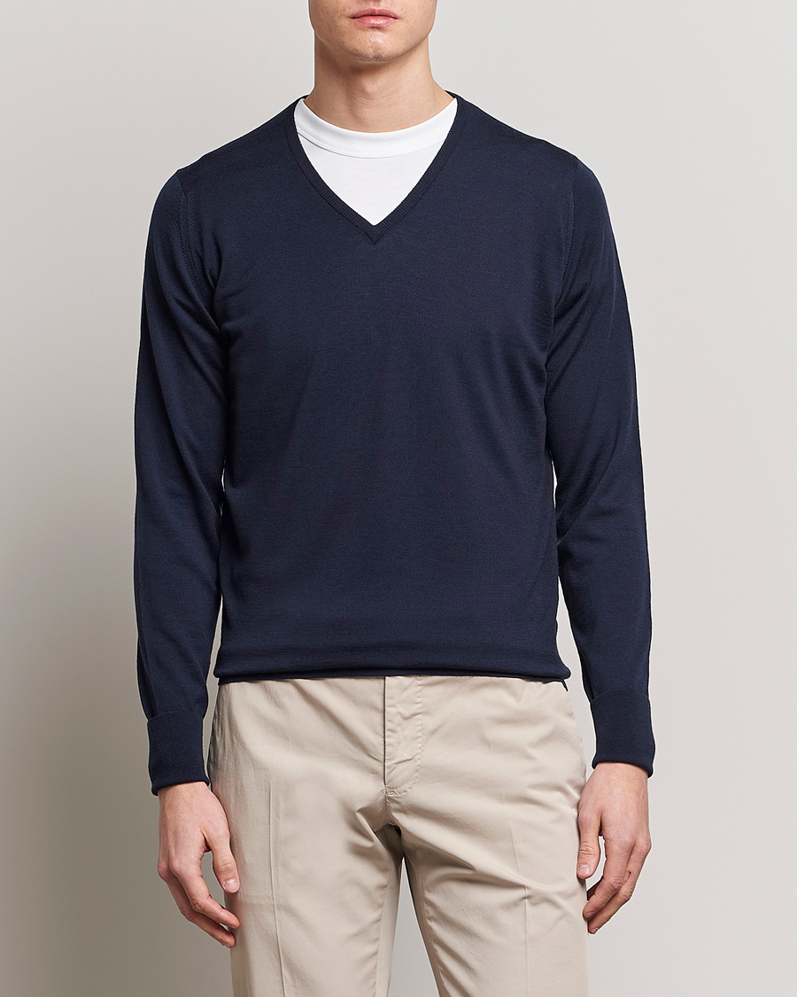 Herre | Wardrobe basics | John Smedley | Bobby Extra Fine Merino V-Neck Pullover Midnight