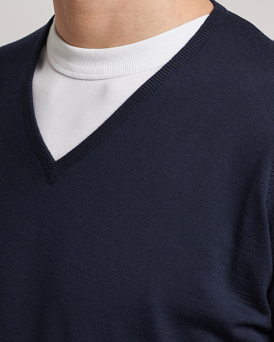 Herre | Trøjer | John Smedley | Bobby Extra Fine Merino V-Neck Pullover Midnight