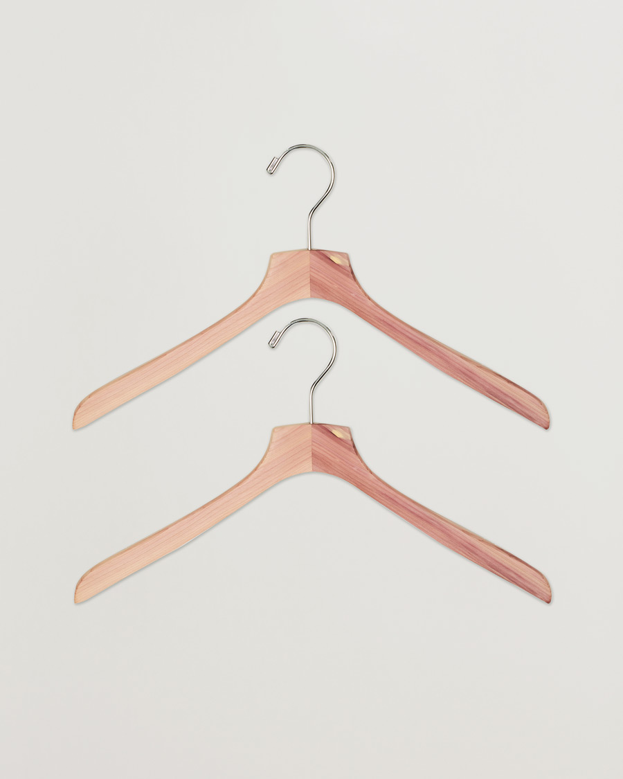 Herre | Care with Carl 2-Pack Cedar Wood Shirt Hanger | Care with Carl | 2-Pack Cedar Wood Shirt Hanger