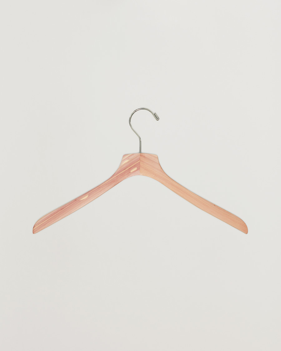 Herre | Care with Carl 2-Pack Cedar Wood Shirt Hanger | Care with Carl | 2-Pack Cedar Wood Shirt Hanger