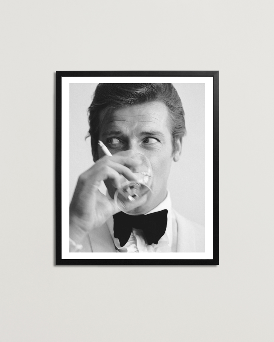 Herre | Plakater | Sonic Editions | Framed Roger Moore Shaken Not Stirred