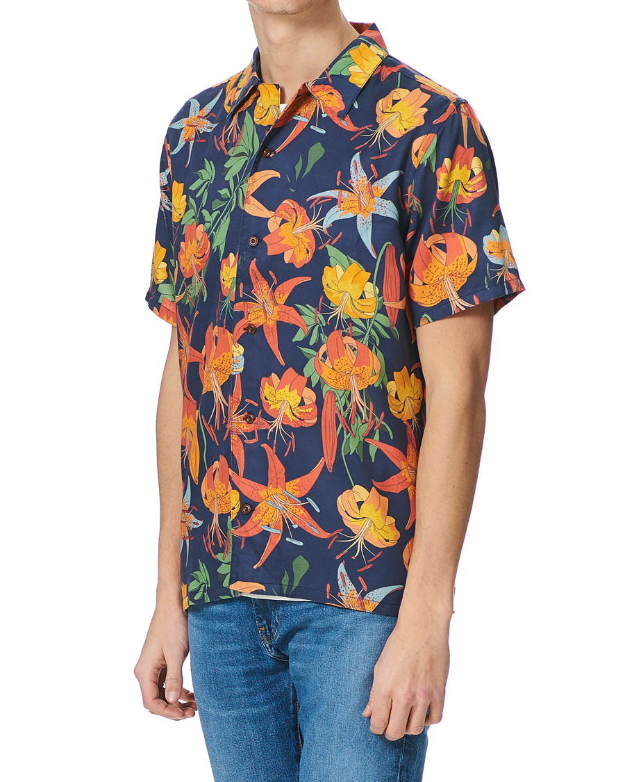 Herre | Skjorter | Nudie Jeans | Arvid Printed Lillies Short Sleeve Shirt Deep Blue