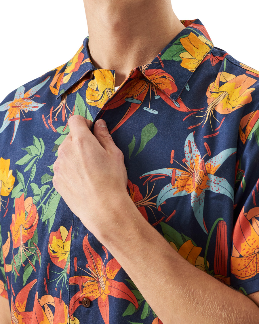 Herre | Skjorter | Nudie Jeans | Arvid Printed Lillies Short Sleeve Shirt Deep Blue
