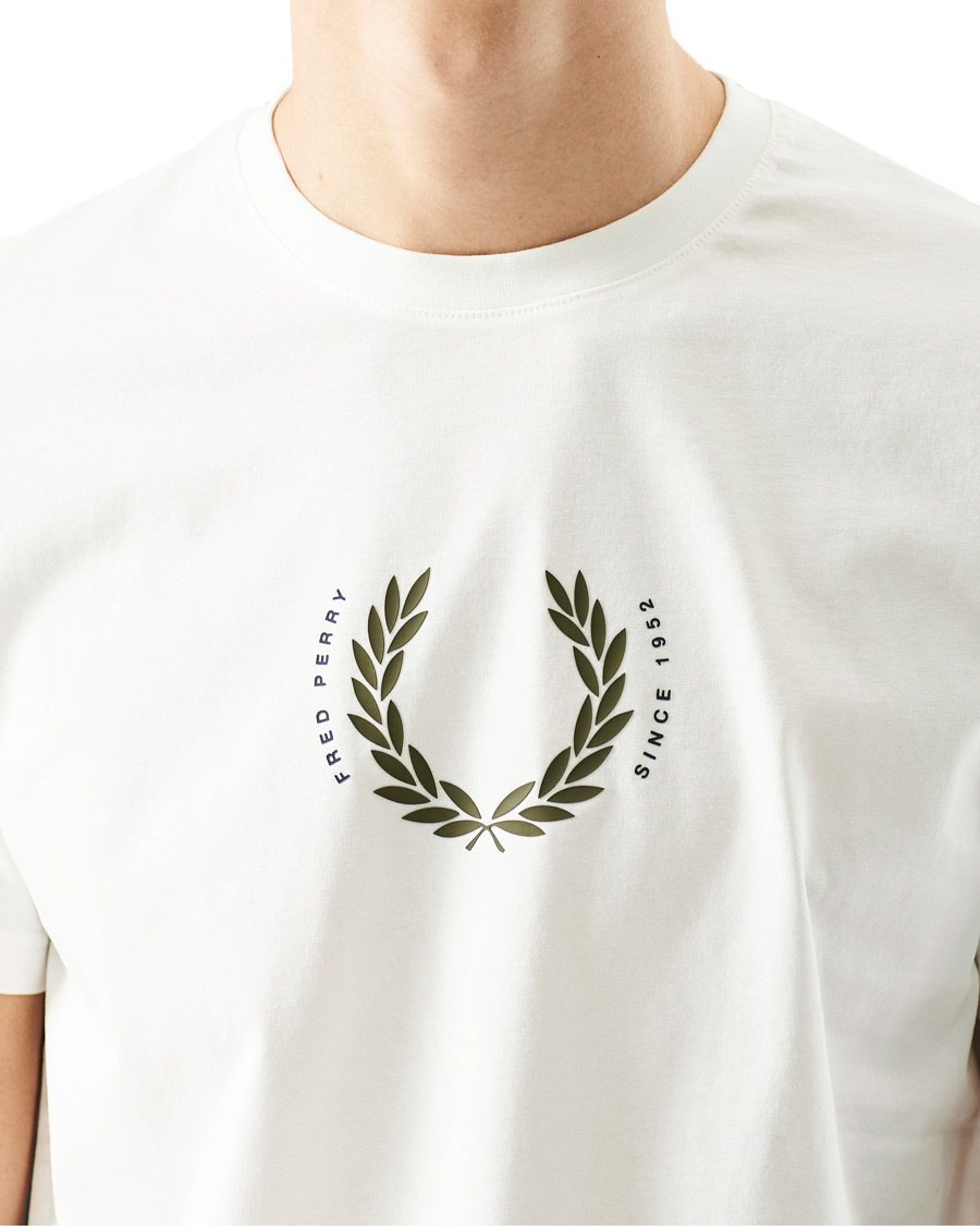 Herre | T-Shirts | Fred Perry | Laurel Wreath Tee Snow White