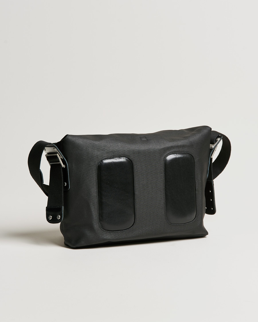 Herre | Brooks England Barbican Cotton Canvas 13L Shoulder Bag Black | Brooks England | Barbican Cotton Canvas 13L Shoulder Bag Black