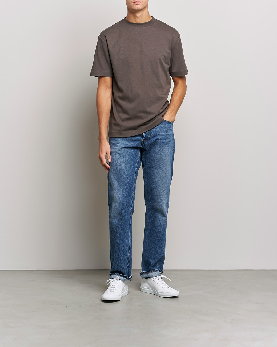 Herre | T-Shirts | Sunspel | Brushed Cotton Mock Neck Tee Dark Walnut