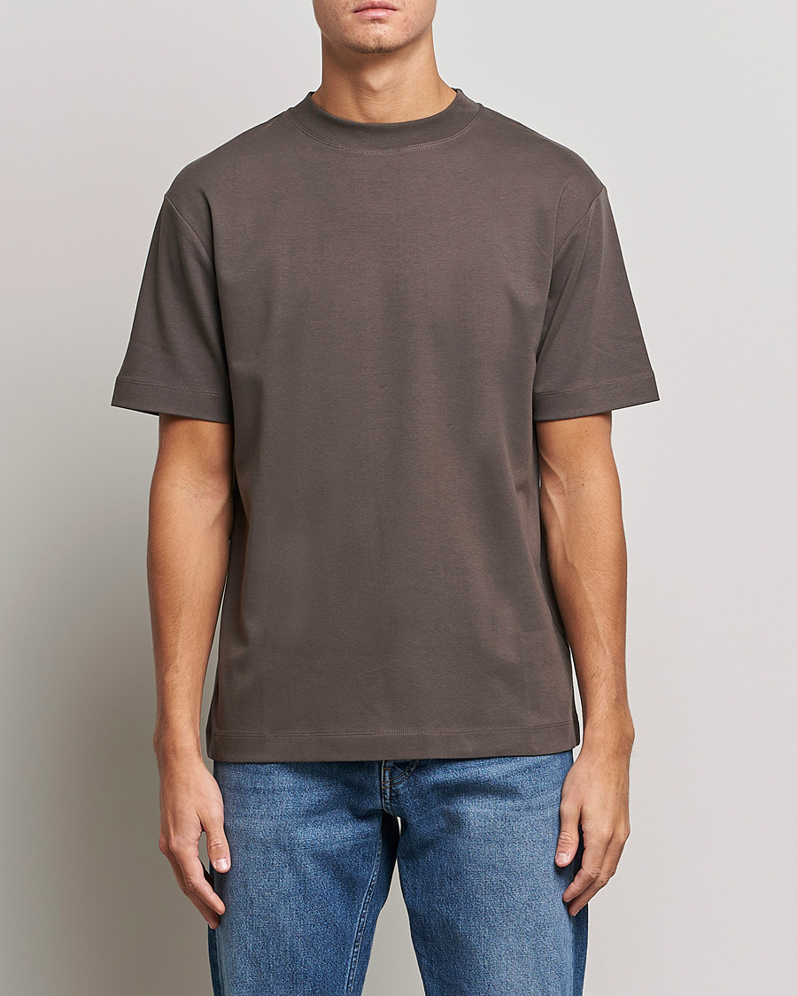 Herre | T-Shirts | Sunspel | Brushed Cotton Mock Neck Tee Dark Walnut