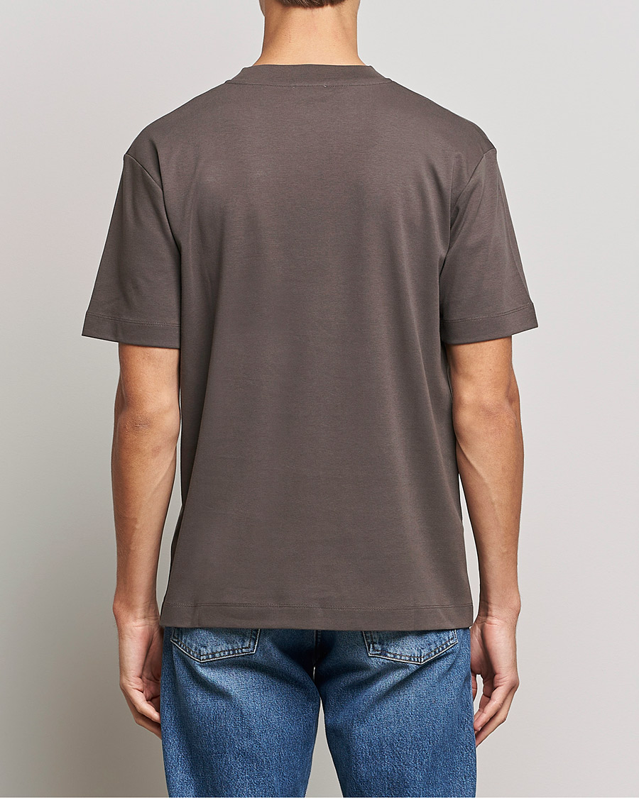 Herre | T-Shirts | Sunspel | Brushed Cotton Mock Neck Tee Dark Walnut
