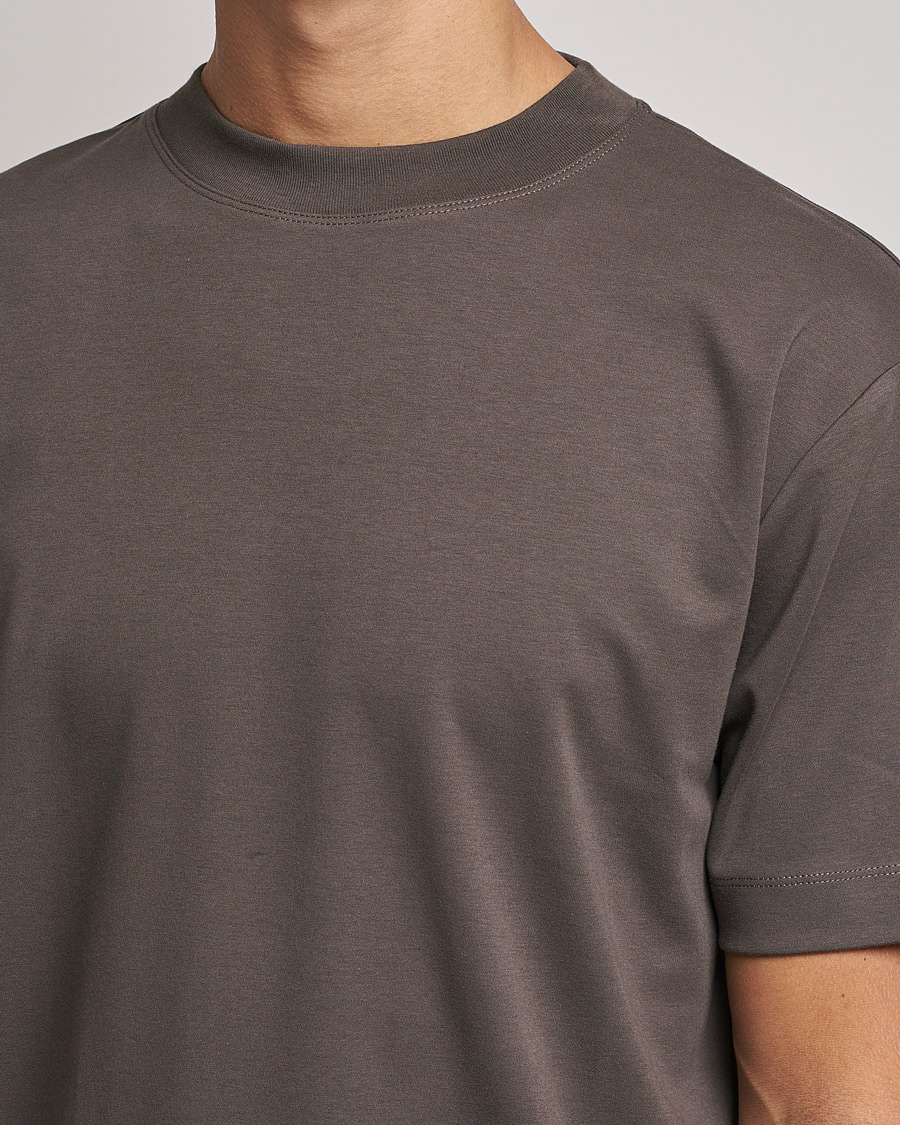 Herre | T-Shirts | Sunspel | Brushed Cotton Mock Neck Tee Dark Walnut