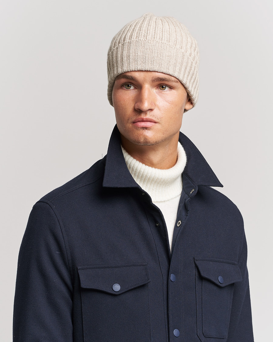 Herre | Piacenza Cashmere Ribbed Cashmere Beanie Light Beige | Piacenza Cashmere | Ribbed Cashmere Beanie Light Beige