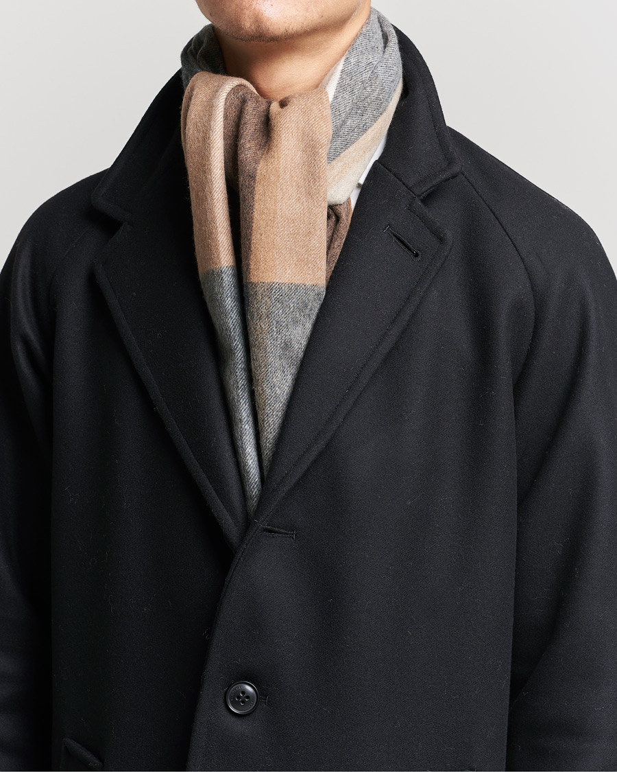 Herre | Begg & Co Vale Sitwell Lambswool/Cashmere Scarf Charcoal Natural | Begg & Co | Vale Sitwell Lambswool/Cashmere Scarf Charcoal Natural