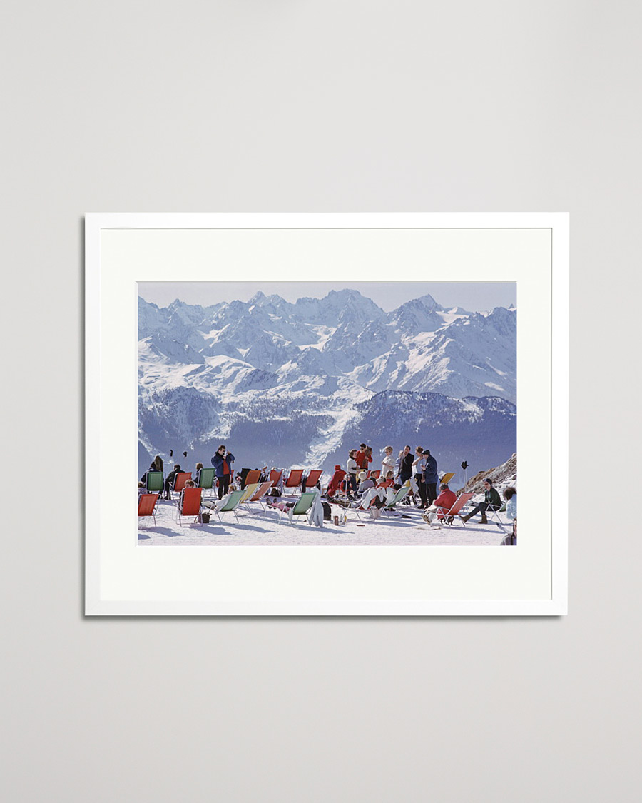 Herre | Plakater | Sonic Editions | Framed Slim Aarons Lounging in Verbier