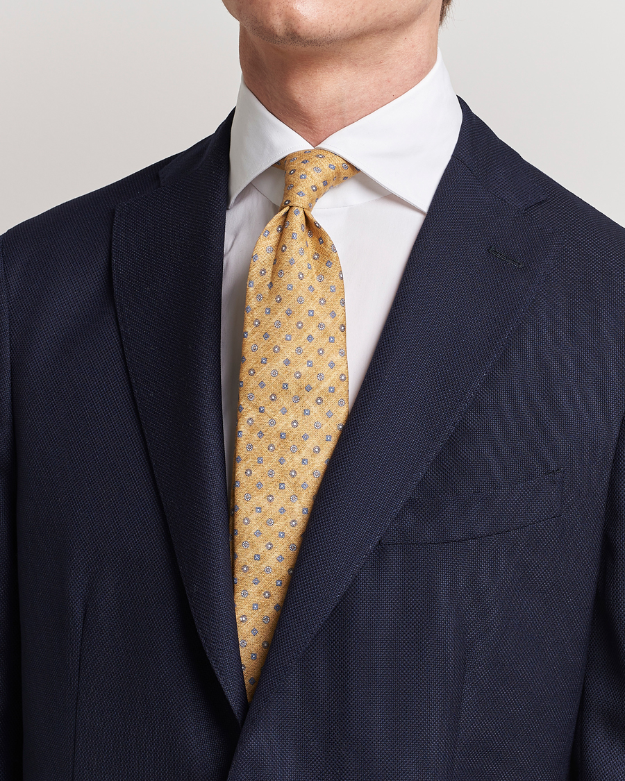 Herre | Amanda Christensen Linen Printed Medallion 8cm Tie Yellow | Amanda Christensen | Linen Printed Medallion 8cm Tie Yellow