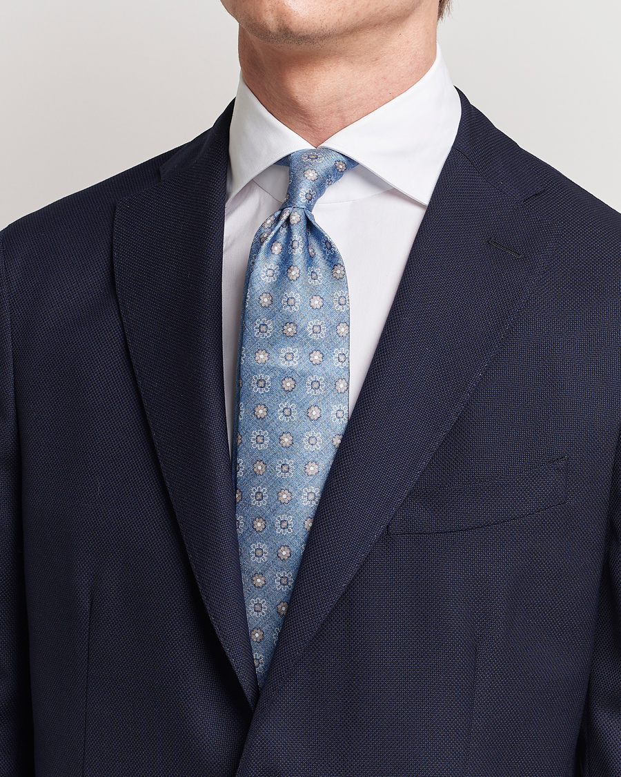 Herre | Amanda Christensen Silk Oxford Printed Flower 8cm Tie Blue | Amanda Christensen | Silk Oxford Printed Flower 8cm Tie Blue