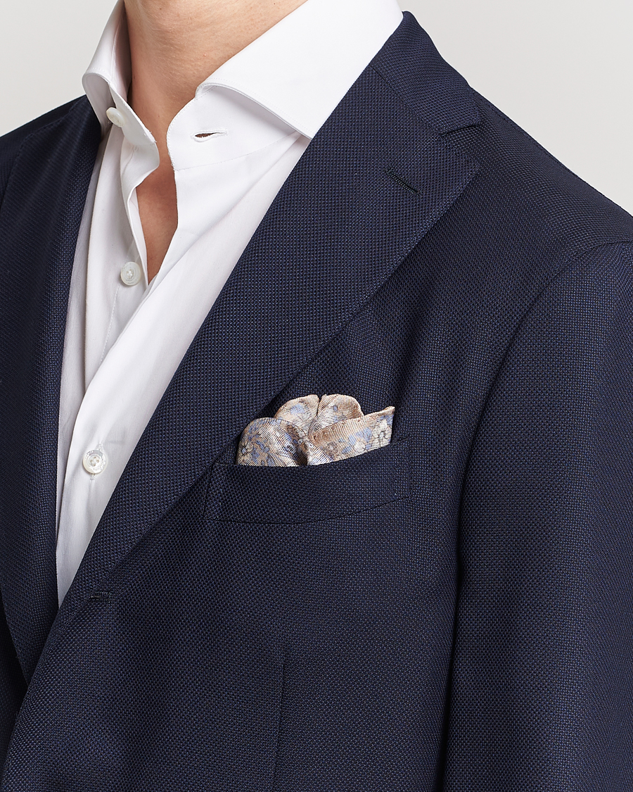 Herre | Amanda Christensen Silk Oxford Printed Flower Pocket Square Yellow | Amanda Christensen | Silk Oxford Printed Flower Pocket Square Yellow