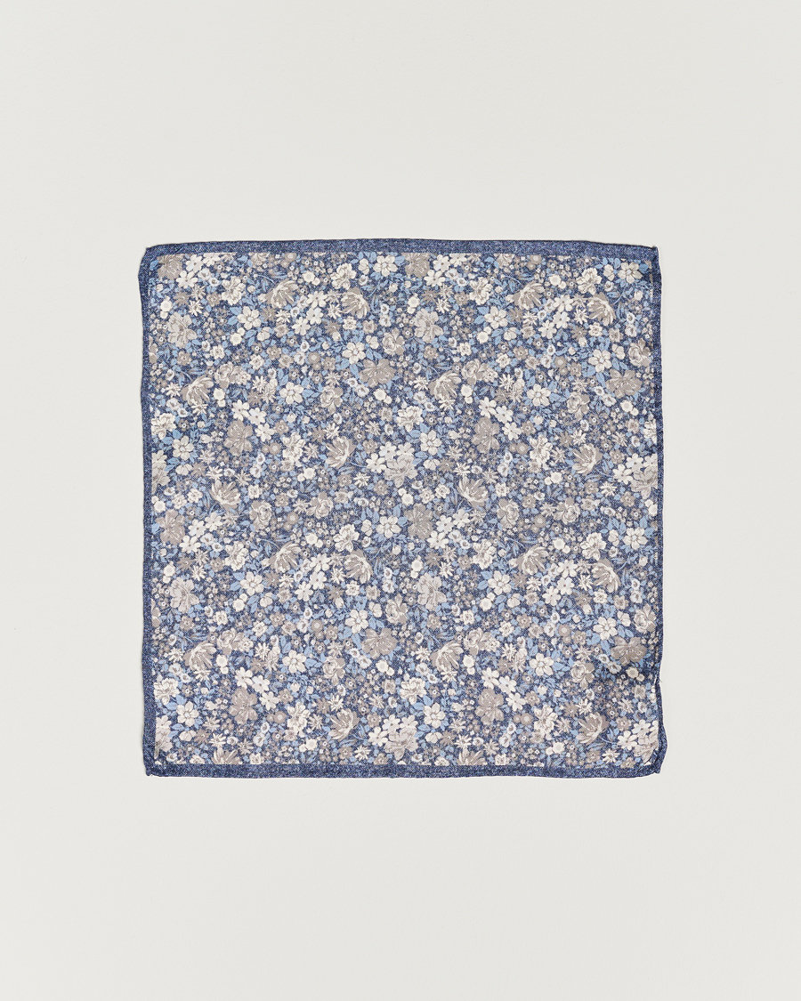 Herre | Amanda Christensen Silk Oxford Printed Flower Pocket Square Navy | Amanda Christensen | Silk Oxford Printed Flower Pocket Square Navy