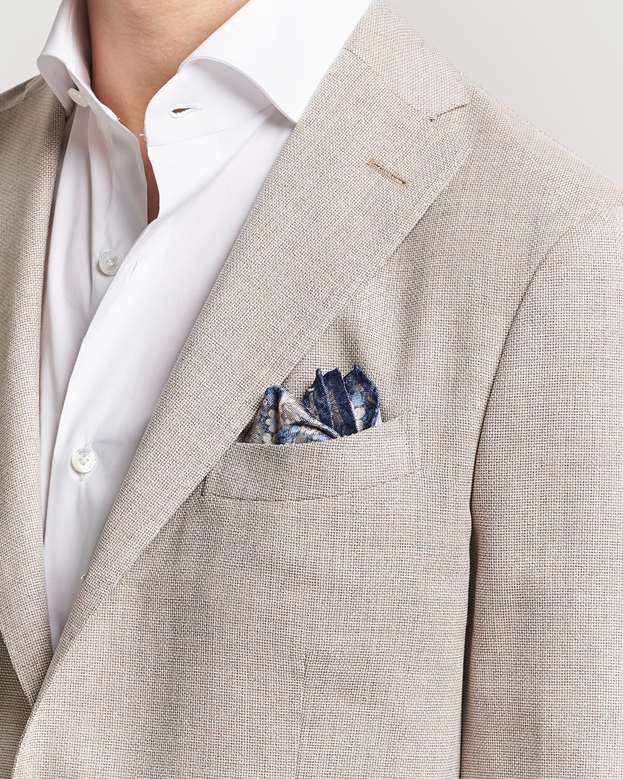 Herre | Amanda Christensen Silk Oxford Printed Flower Pocket Square Navy | Amanda Christensen | Silk Oxford Printed Flower Pocket Square Navy
