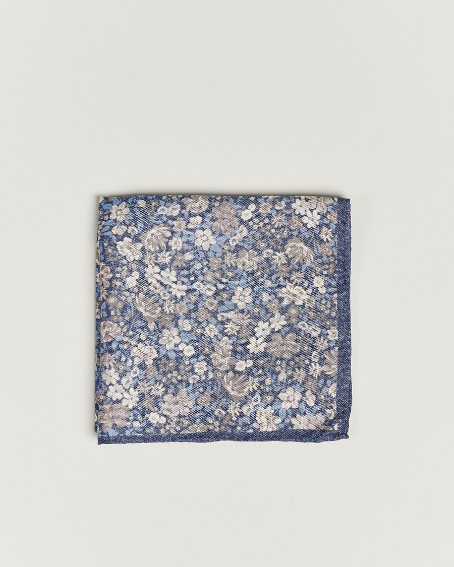 Herre | Amanda Christensen Silk Oxford Printed Flower Pocket Square Navy | Amanda Christensen | Silk Oxford Printed Flower Pocket Square Navy