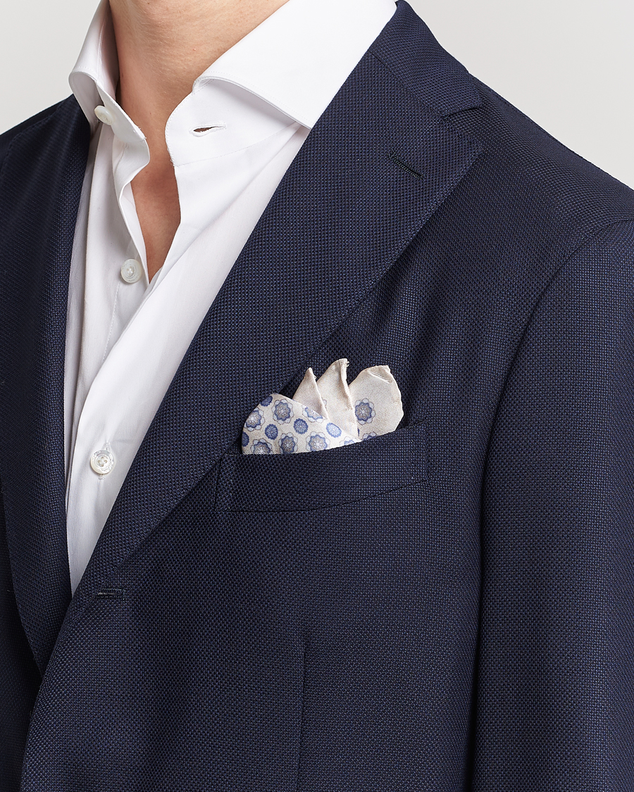Herre | Amanda Christensen Silk Twill Printed Medallion Pocket Square White | Amanda Christensen | Silk Twill Printed Medallion Pocket Square White