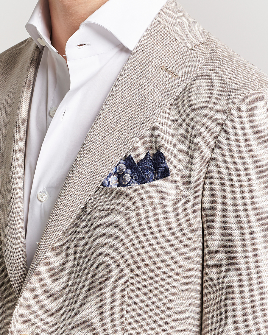Herre | Amanda Christensen Silk Twill Printed Medallion Pocket Square Navy | Amanda Christensen | Silk Twill Printed Medallion Pocket Square Navy