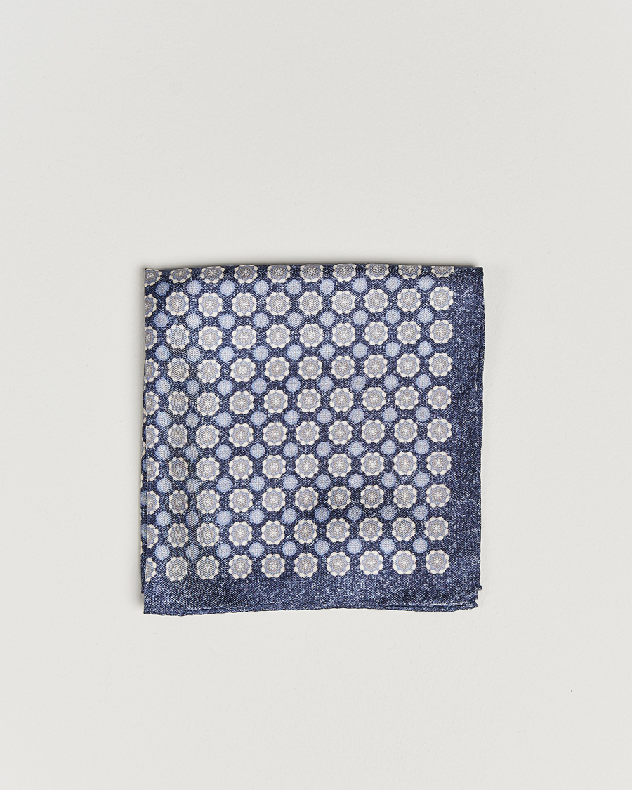 Herre | Amanda Christensen Silk Twill Printed Medallion Pocket Square Navy | Amanda Christensen | Silk Twill Printed Medallion Pocket Square Navy