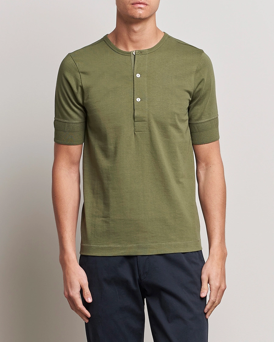 Herre | Kortærmede t-shirts | Merz b. Schwanen | Short Sleeve Organic Cotton Henley Army