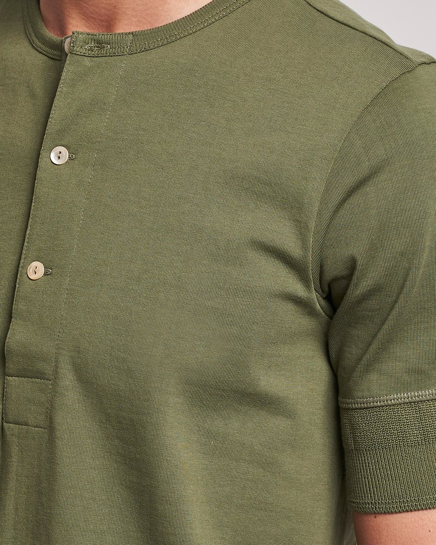Herre | T-Shirts | Merz b. Schwanen | Short Sleeve Organic Cotton Henley Army