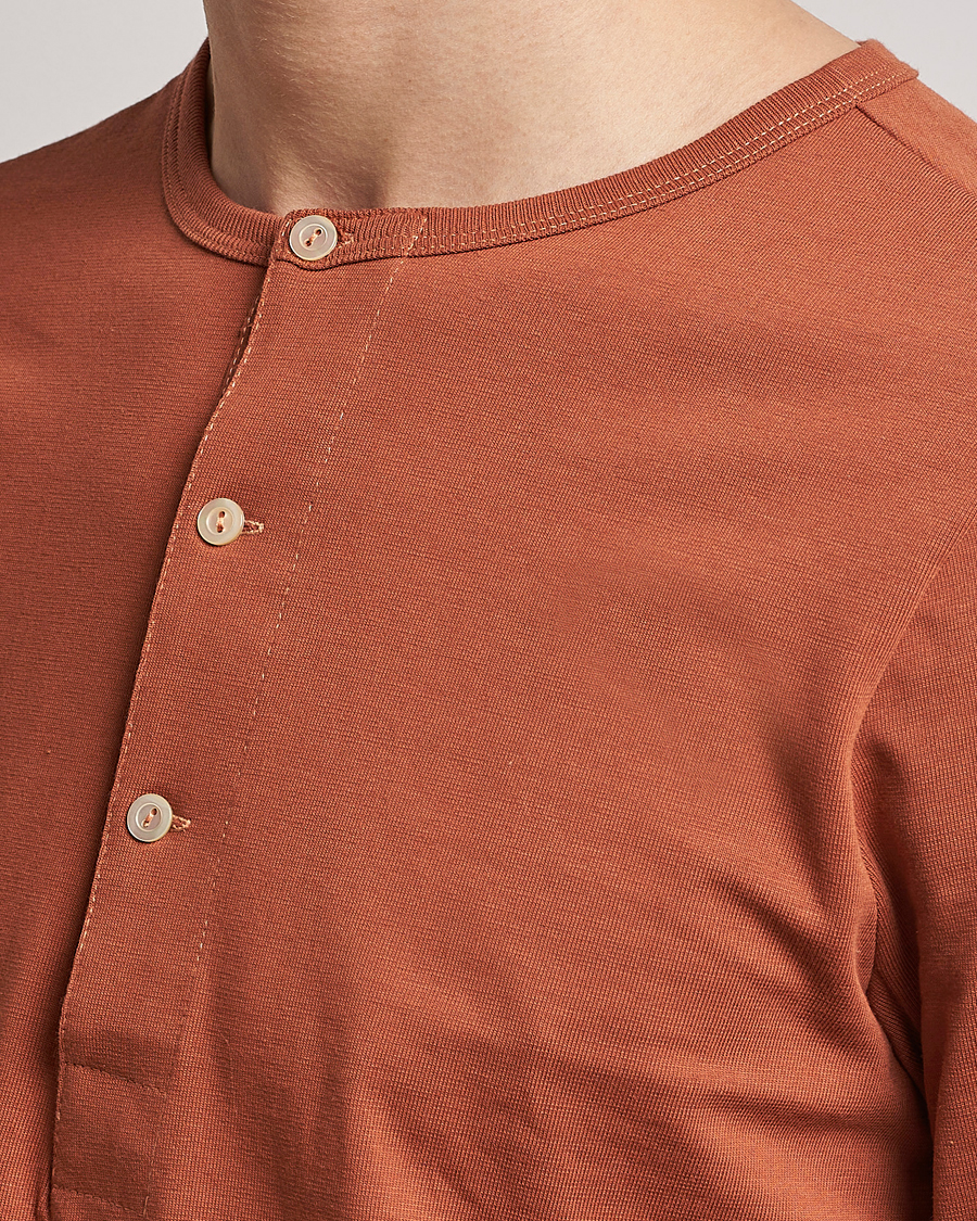 Herre | Trøjer | Merz b. Schwanen | Classic Organic Cotton Henley Sweater Sierra Red