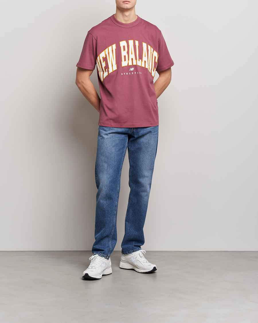 Herre | T-Shirts | New Balance | Athletics Warped T-Shirt Washed Burgundy
