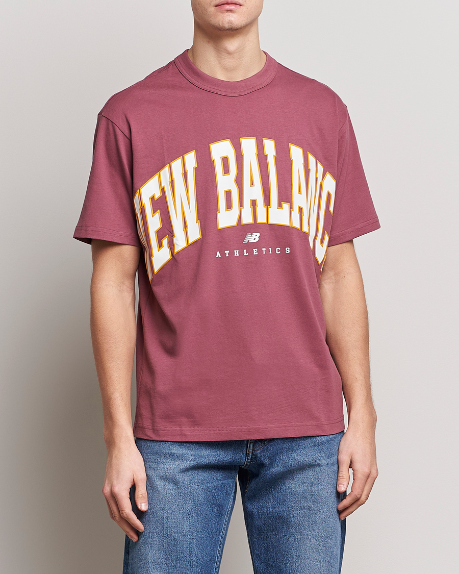 Herre | T-Shirts | New Balance | Athletics Warped T-Shirt Washed Burgundy
