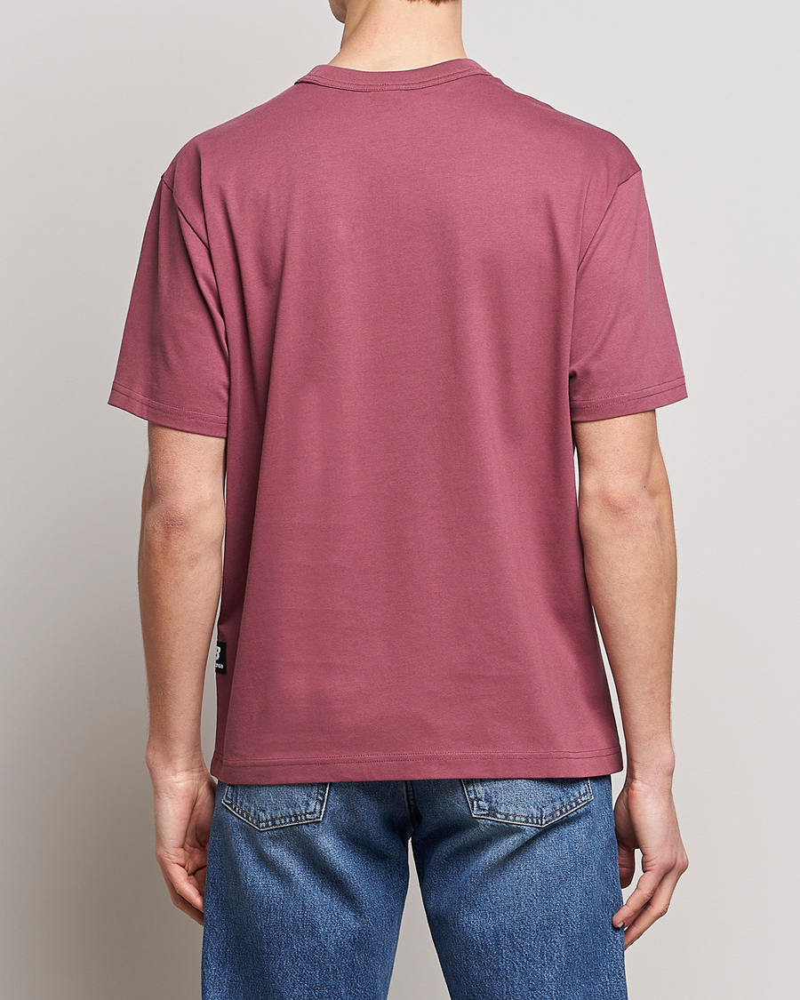 Herre | T-Shirts | New Balance | Athletics Warped T-Shirt Washed Burgundy