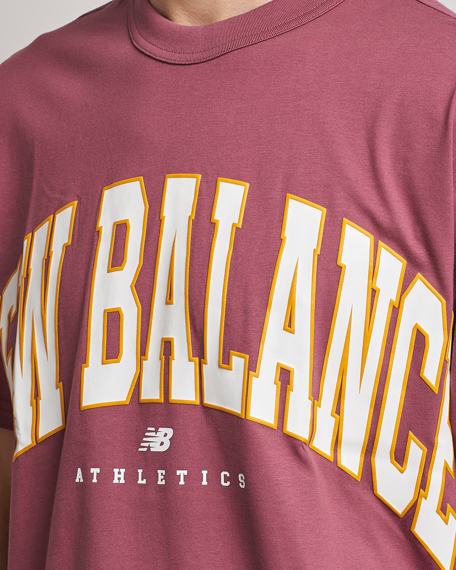 Herre | T-Shirts | New Balance | Athletics Warped T-Shirt Washed Burgundy