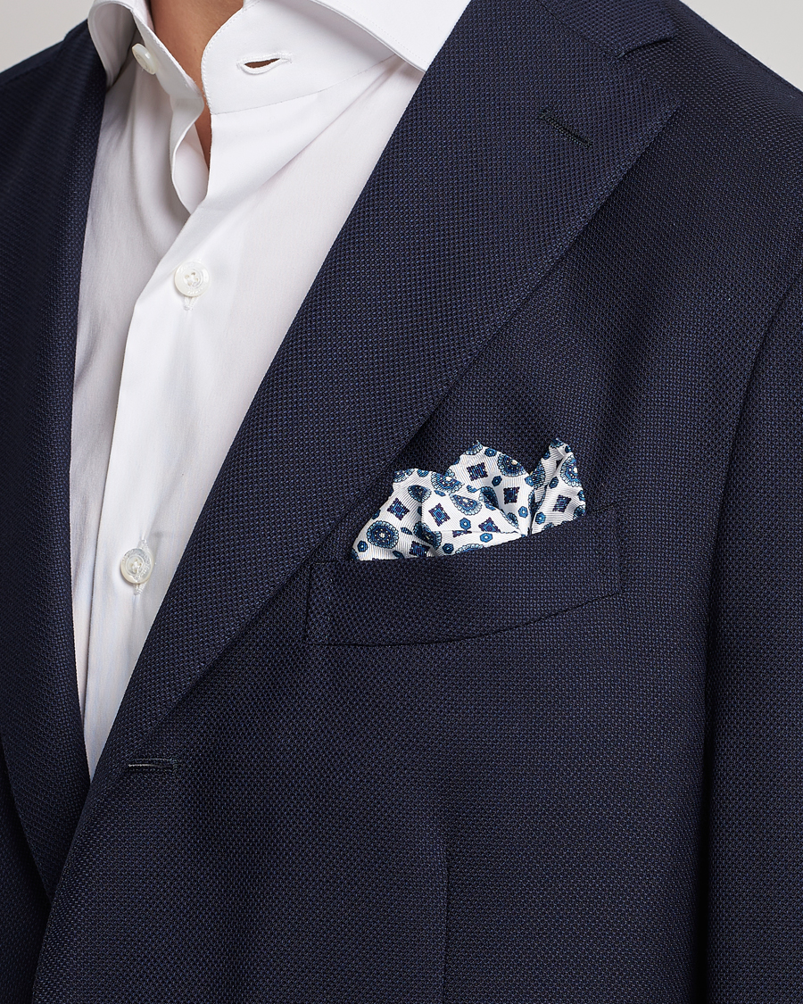 Herre | Amanda Christensen Medallion Silk Pocket Square White | Amanda Christensen | Medallion Silk Pocket Square White