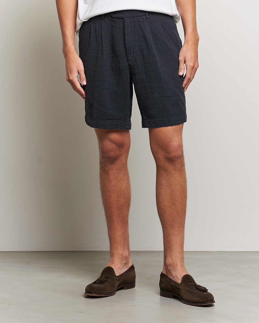 Herre | Chino shorts | Oscar Jacobson | Tanker Pleated Crepe Cotton Shorts Navy