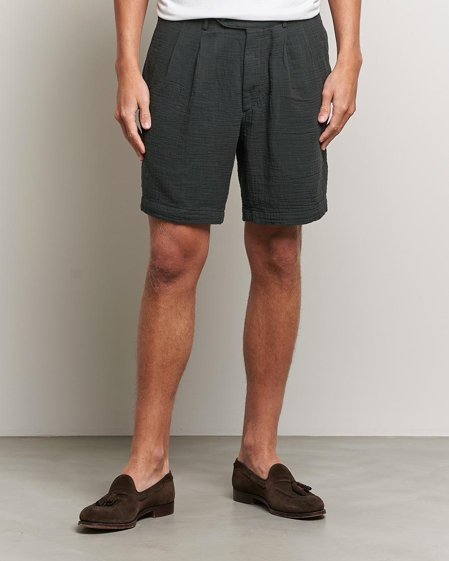 Herre | Chino shorts | Oscar Jacobson | Tanker Pleated Crepe Cotton Shorts Green